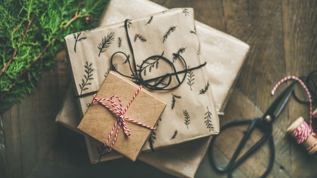 Pile de cadeaux avec emballage kraft, ambiance sapin, cadeaux pour aventurier