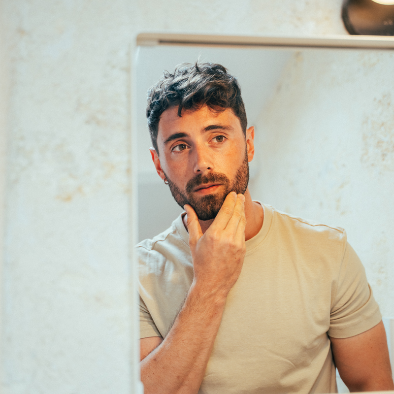 Reflet homme barbu dans le miroir